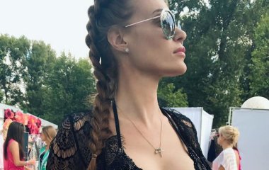 Слава Каминская занимается йогой на гастролях