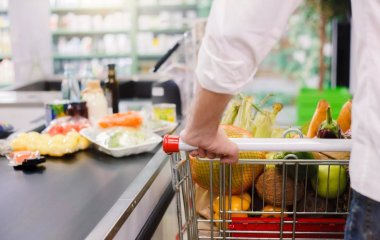 Лікарка розповіла, які продукти з холодильника стають отрутою для організму.