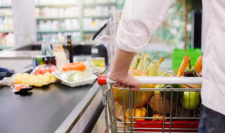 Лікарка розповіла, які продукти з холодильника стають отрутою для організму.