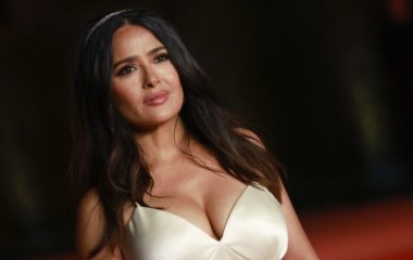 57-летняя Сальма Хайек продемонстрировала фигуру в белом платье (фото)