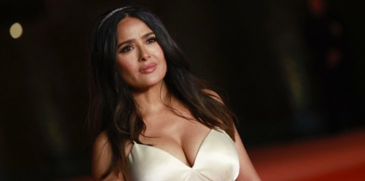 57-летняя Сальма Хайек продемонстрировала фигуру в белом платье (фото)