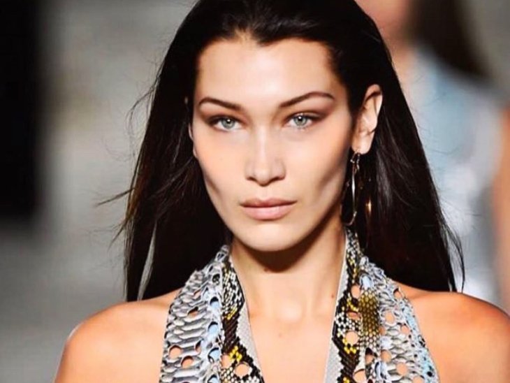 Белла Хадид носит пальто поверх кроп-топа