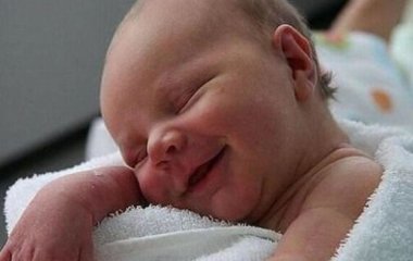 Сім'я дитини, яка народилася на парковці магазину, отримала неочікувані подарунки