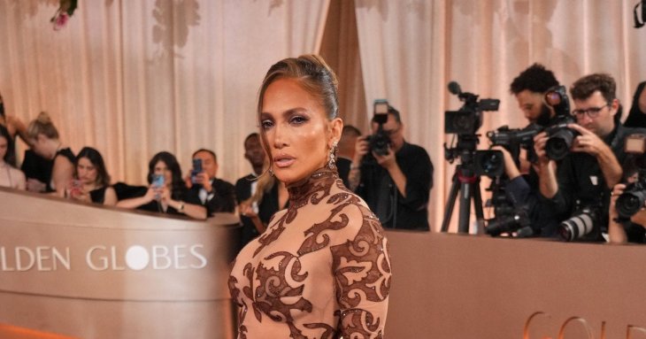 56-річна Дженіфер Лопес приголомшила ефектним виглядом без жодної краплі макіяжу