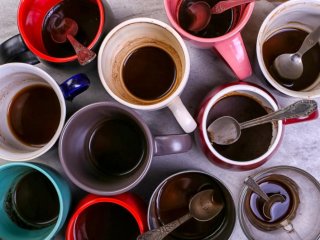 Избавляемся от чайного налета в чашках и термосе: действенные лайфхаки