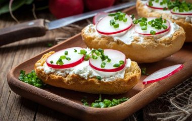 Пикантная намазка из редиса и сала за 10 минут: срочно готовьте и несите хлебушек