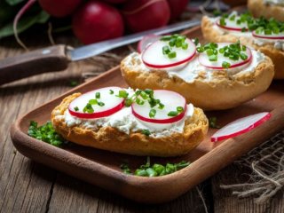 Пикантная намазка из редиса и сала за 10 минут: срочно готовьте и несите хлебушек