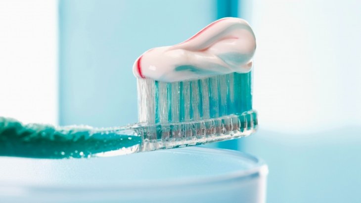 Як освіжити шпалери за допомогою зубної пасти: простий лайфхак