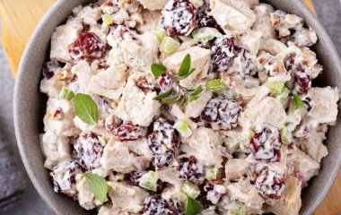 Смачний салат з в’яленою вишнею та куркою