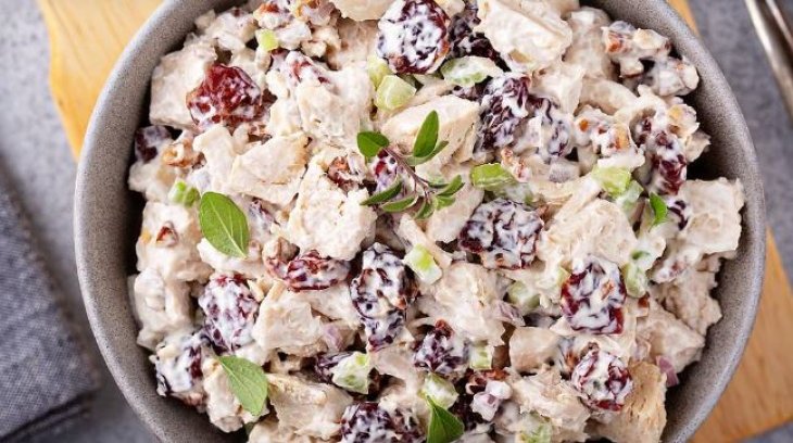 Смачний салат з в’яленою вишнею та куркою