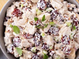 Смачний салат з в’яленою вишнею та куркою