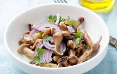 Салаты с маринованными грибами: вкусные рецепты на праздничный стол