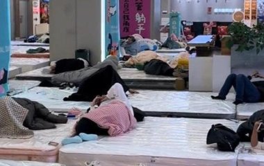 Чоловік найдовше пролежав на матраці та виграв гроші: скільки він витримав