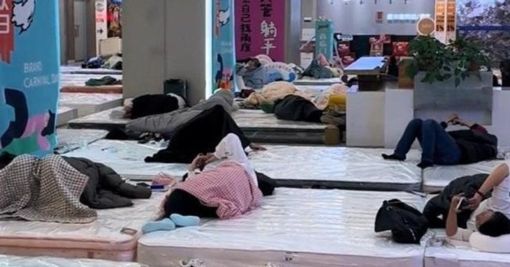 Чоловік найдовше пролежав на матраці та виграв гроші: скільки він витримав