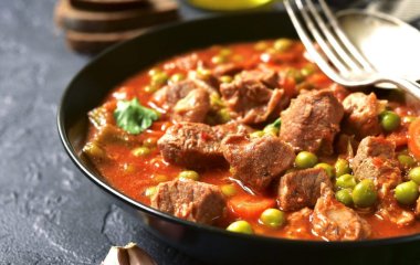 Как приготовить тушеную говядину с помидорами: рецепт сытного блюда