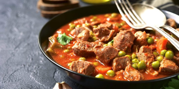 Как приготовить тушеную говядину с помидорами: рецепт сытного блюда