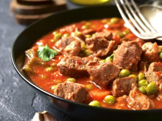 Как приготовить тушеную говядину с помидорами: рецепт сытного блюда