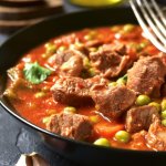 Как приготовить тушеную говядину с помидорами: рецепт сытного блюда