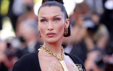 Белла Хадид на фотографиях из отпуска показала настоящее лицо без макияжа