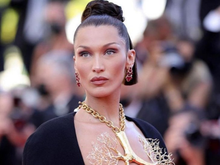 Белла Хадид на фотографиях из отпуска показала настоящее лицо без макияжа