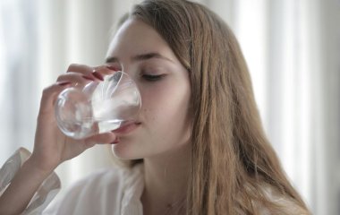 Чи справді холодна вода прискорює ваше схуднення? Розкриваємо правду, виходячи за межі очевидного