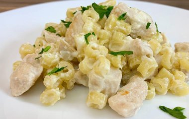 Быстрая курочка в сливочном соусе с макаронами