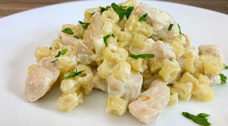 Быстрая курочка в сливочном соусе с макаронами