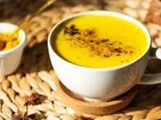 Чому для здоров’я кишківника дієтологи радять перед сном пити золоте молоко: користь напою