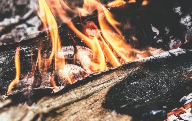Два прості правила, щоб вдвічі подовжити час горіння дров: отримаєте максимум тепла