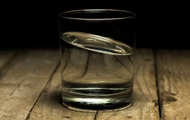 Лікар Комаровський розповів, чи можна пити воду під час їжі