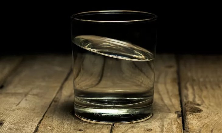 Лікар Комаровський розповів, чи можна пити воду під час їжі