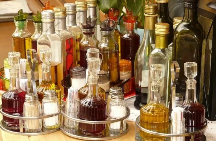 Знижує цукор у крові та допомагає схуднути: дієтолог розповіла про користь оцту