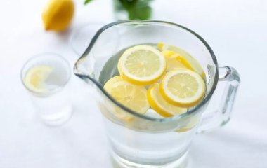 Як проста вода з лимоном допомагає схуднути і робить вашу шкіру красивішою
