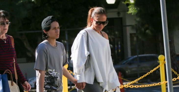 Дженнифер Лопес сходила на шоппинг с 15-летней дочерью (фото)