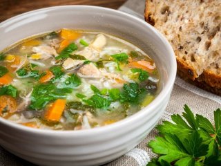Коли солити суп — у кінці чи на початку приготування: секрет кулінарів