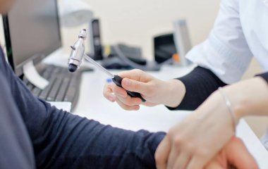Названо два ранні симптоми артриту
