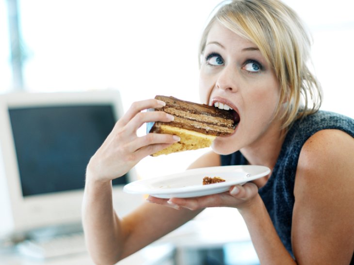 Не всегда полезно: 5 перекусов, от которых мы поправляемся