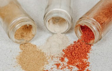 Де потрібно зберігати соус і спеції на кухні: чому дверцята холодильника не підходять
