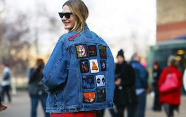 Модные образы с джинсовой курткой для девушек, фото