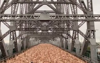 5500 повністю голих людей зібралися на мосту: навіщо вони це зробили (фото)