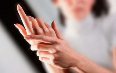 Ознаки раку: чому важливо стежити за своїми нігтями