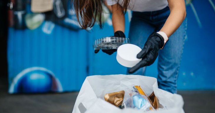 Жінка випадково викинула 3,8 млн доларів у смітник, зробивши
