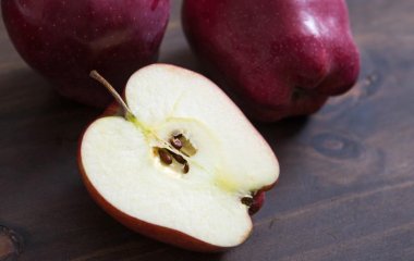 Медики назвали популярный фрукт, который содержит смертельный яд