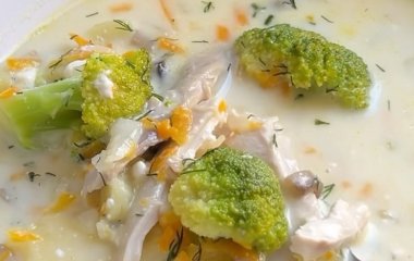 Наситить і зігріє: рецепт курячого супу з сиром і вершками