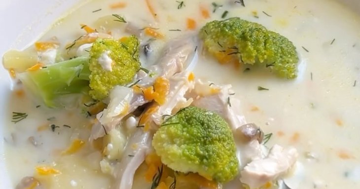 Наситить і зігріє: рецепт курячого супу з сиром і вершками
