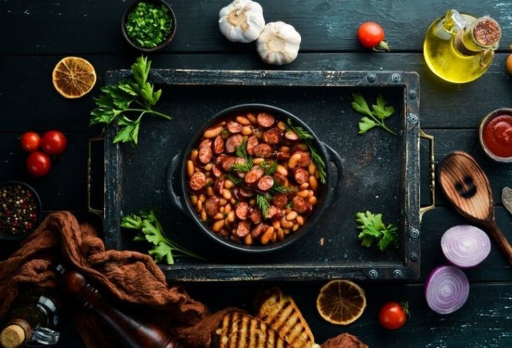 Вкусный ужин за 25 минут: рецепт фасоли с острыми колбасками