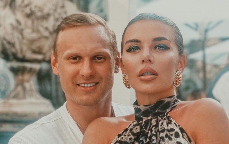 Анна Седокова поділилася пікантними весільними знімками