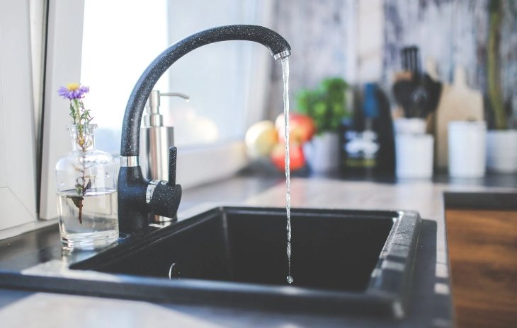 Потребуется всего один продукт: как быстро отмыть раковину