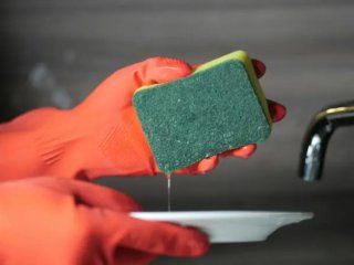 1 головна причина, чому посуд ні в якому разі не слід мити поролоновими губками