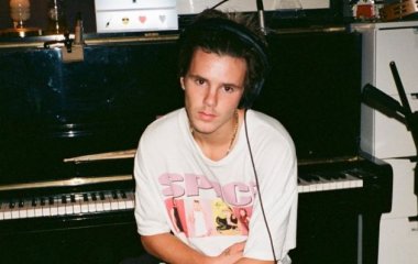 18-летний сын Виктории Бекхэм похвастался новенькой необычной татуировкой на руке